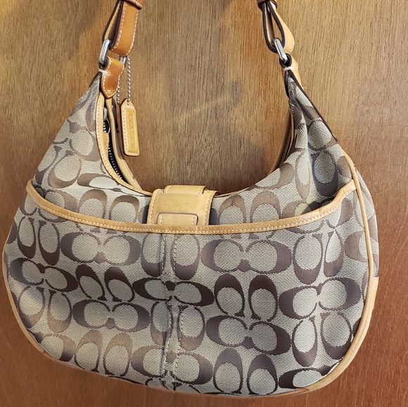 Vintage Coach Authentic Meduim Sized Handbag - Picture 2 of 5